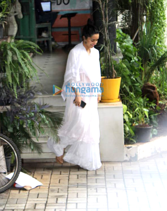 photos shraddha kapoor snapped at maddock films office in bandra 3