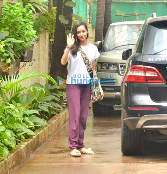 Photos: Shraddha Kapoor snapped at a dubbing studio in Juhu Photos: Shraddha Kapoor snapped at a dubbing studio in Juhu