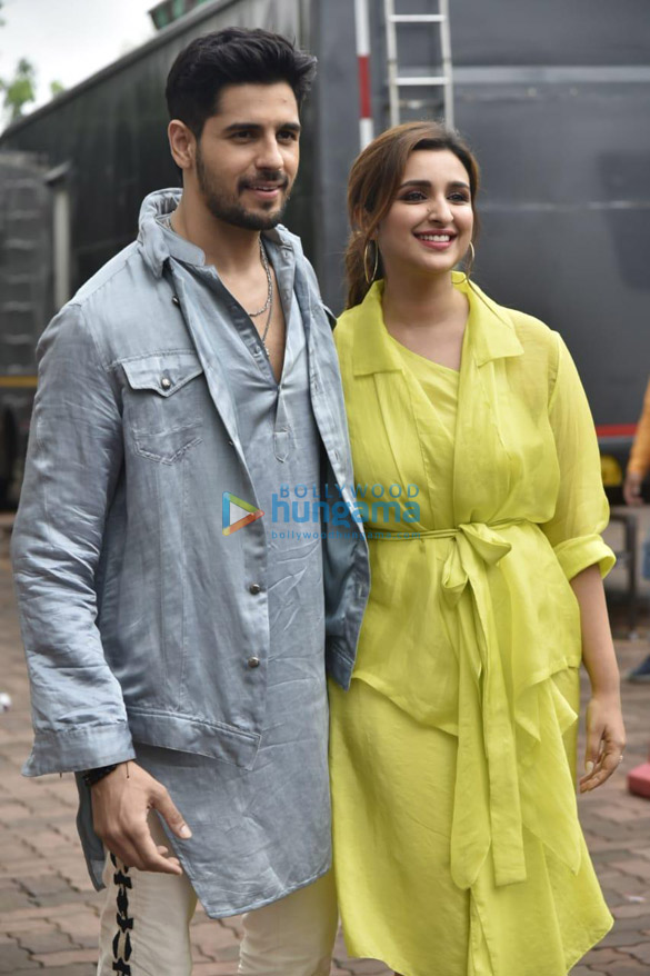 photos sidharth malhotra and parineeti chopra snapped promoting jabariya jodi on sets of dance india dance 3