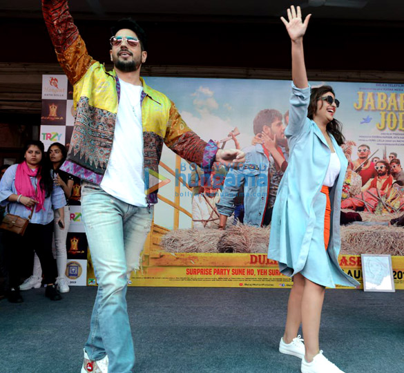 photos sidharth malhotra and parineeti chopra snapped promoting their film jabariya jodi at national college in new delhi 3