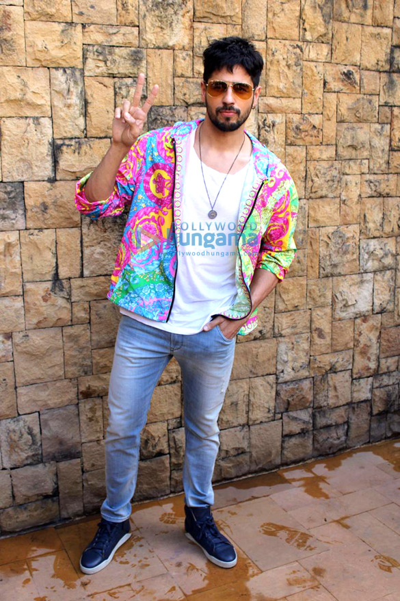 photos sidharth malhotra and parineeti chopra snapped promoting their film jabariya jodi in juhu 5