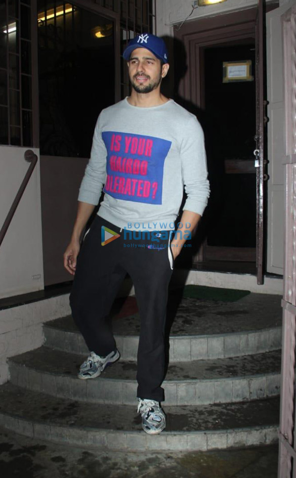 photos sidharth malhotra snapped in bandra 2