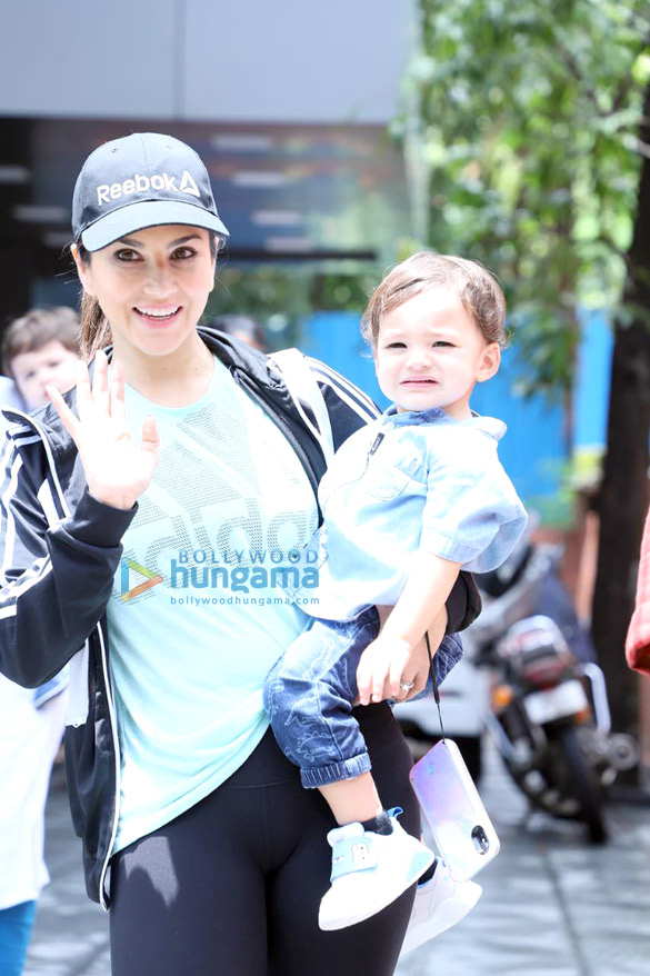 photos sunny leone snapped with kids at juhu 1