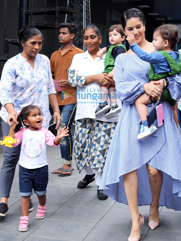 photos sunny leone spotted with her kids in juhu 1
