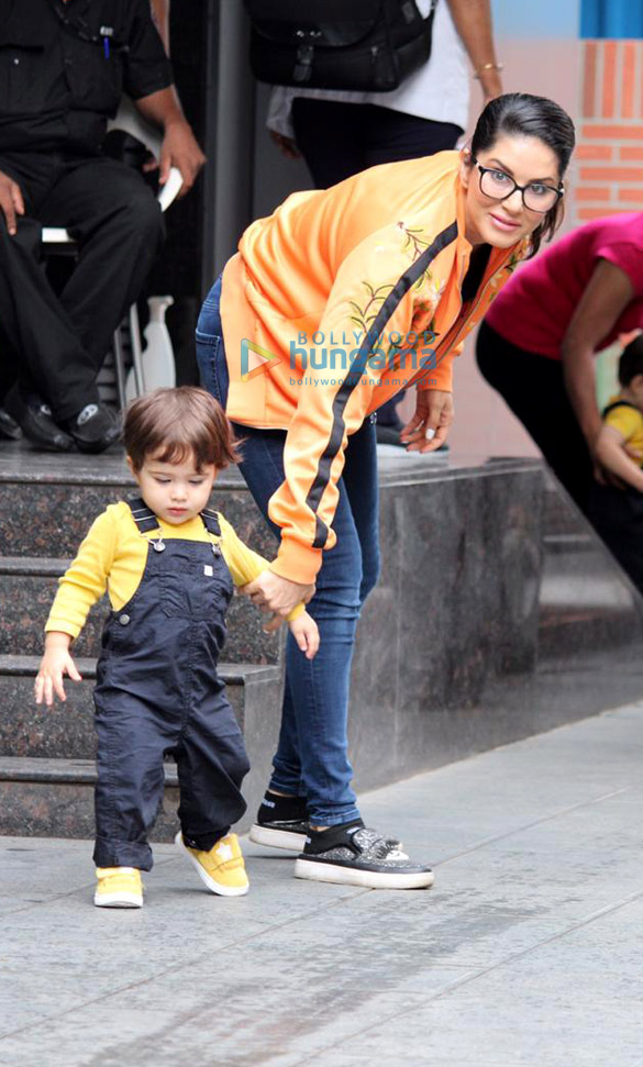 photos sunny leone spotted with her kids in juhu 2 3