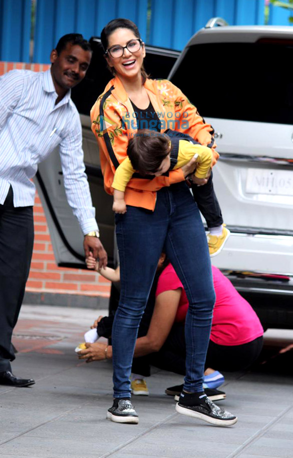 photos sunny leone spotted with her kids in juhu 3 3