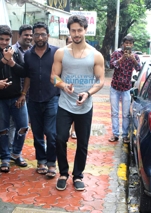 Photos: Tiger Shroff spotted at Indigo in Bandra Photos: Tiger Shroff spotted at Indigo in Bandra