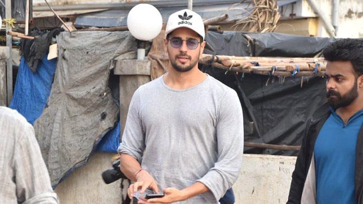 Sidharth Malhotra spotted at Versova Jetty