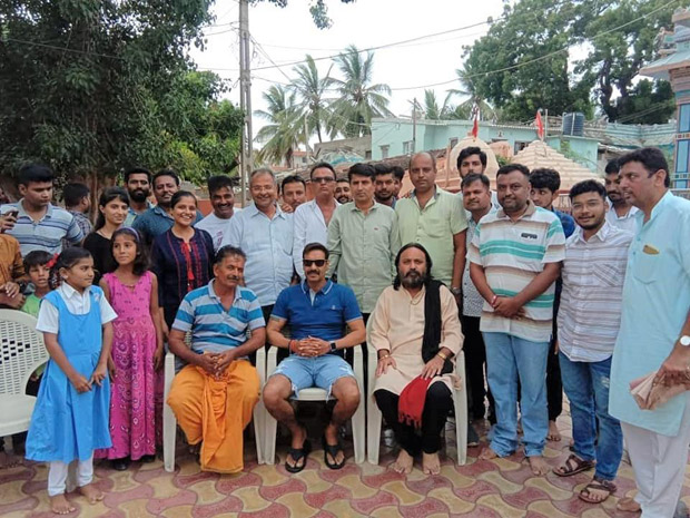 THIS pic of AJAY DEVGN’S casual attire in a religious place has gone viral leading to social media trolling!