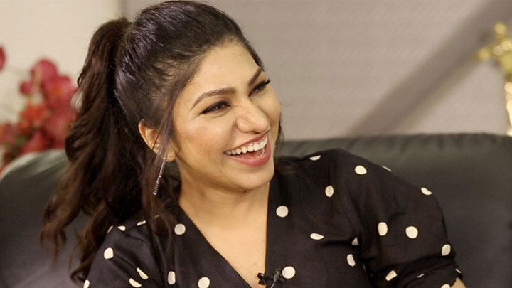 Tulsi Kumar: SRK or Salman? | Sonu Nigam or Arijit Singh? | Amitabh, Madhuri | Rapid Fire Tulsi Kumar: SRK or Salman? | Sonu Nigam or Arijit Singh? | Amitabh, Madhuri | Rapid Fire