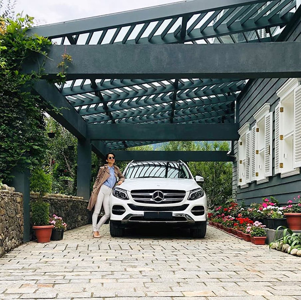 Kangana Ranaut flaunts her new Mercedes post the success of Judgementall Hai Kya! Kangana Ranaut flaunts her new Mercedes post the success of Judgementall Hai Kya!