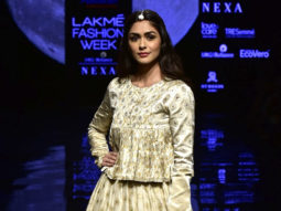 LFW Mrunal Thakur Runway – An Ode To Dabu By Aavaran Udaipur