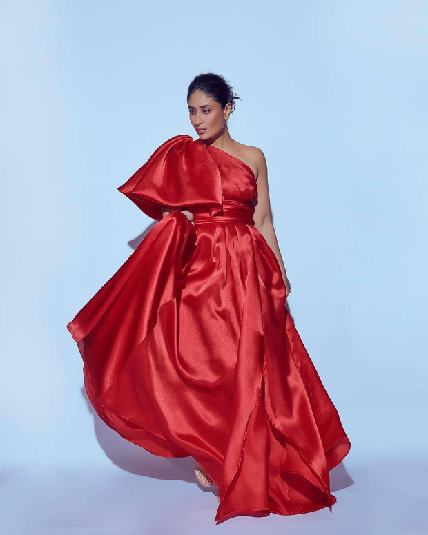 Lakme Fashion Week Winter/Festive 2019: Kareena Kapoor Khan is a royalty in red and black Gauri & Nainika couture at grand finale Lakme Fashion Week Winter/Festive 2019: Kareena Kapoor Khan is a royalty in red and black Gauri & Nainika couture at grand finale