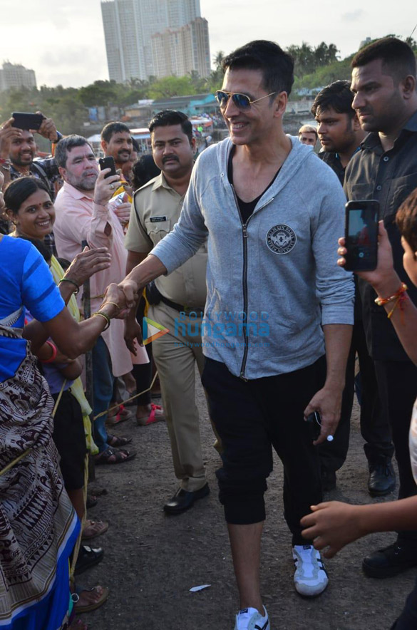 photos akshay kumar snapped at the madh jetty 3
