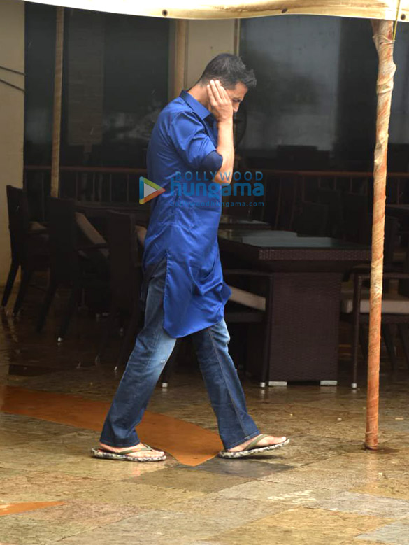 photos akshay kumar snapped during mission mangal interviews 3