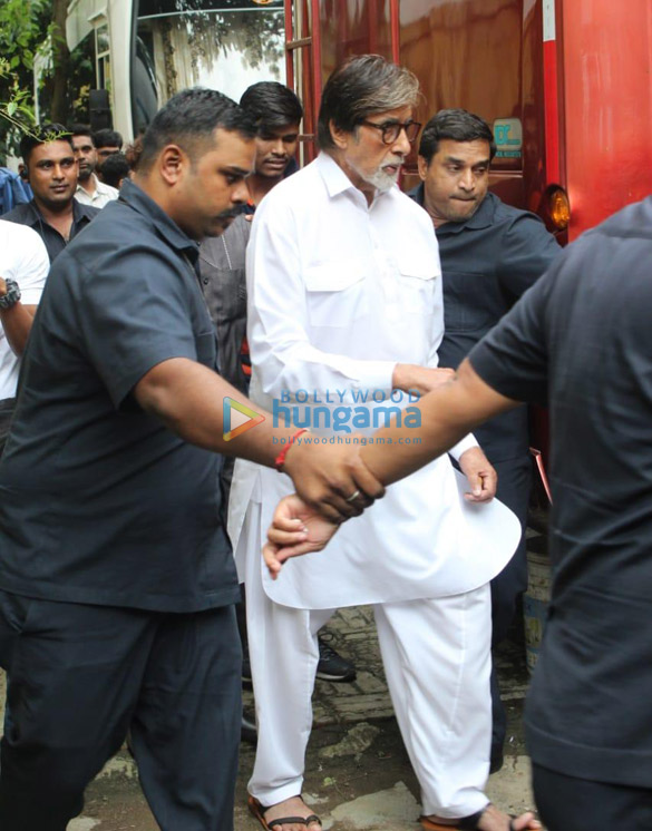 photos amitabh bachchan spotted on location of a shoot in bandra 1