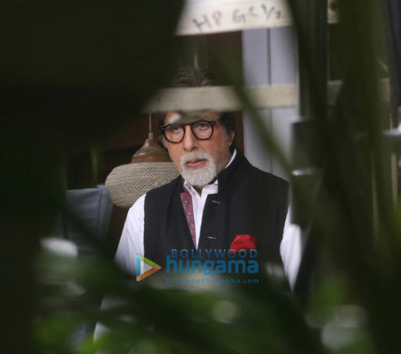 photos amitabh bachchan spotted on location of a shoot in bandra 5