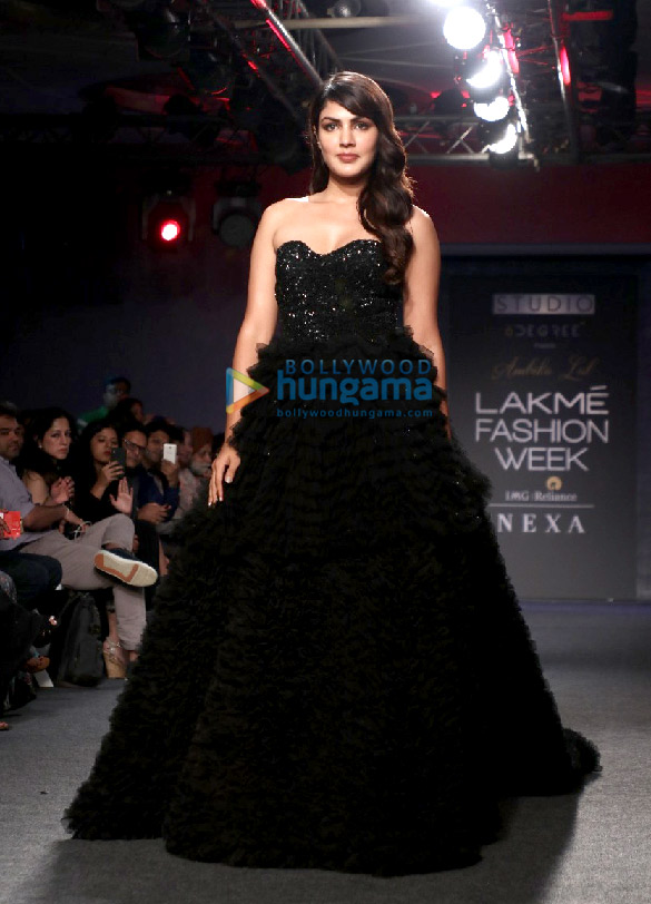 photos ananya panday chunky panday and others walk the ramp as show stoppers at lakme fashion week 2019 day 4 13