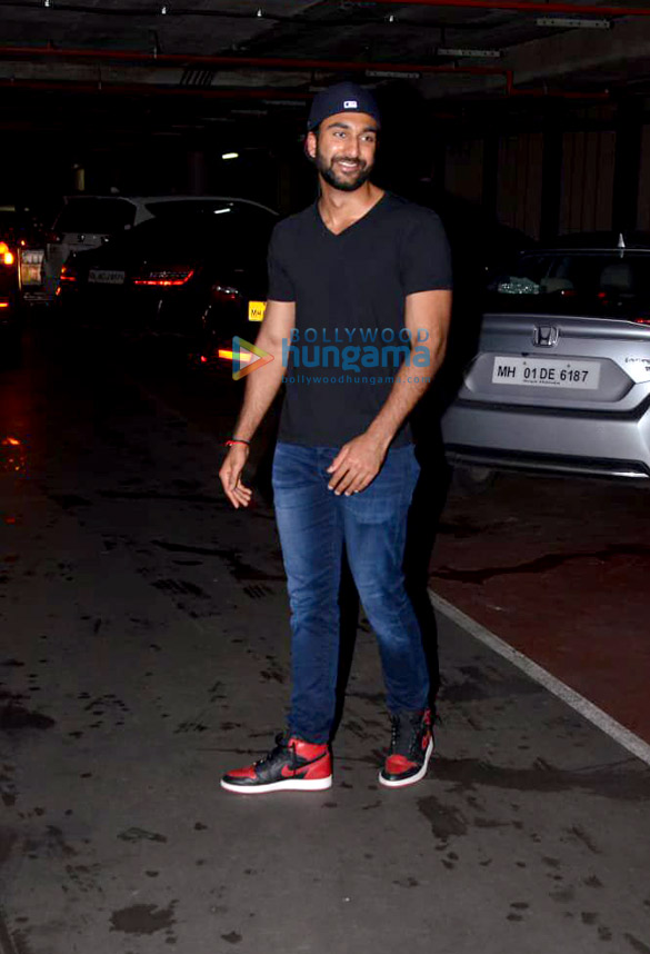 photos deepika padukone kangana ranaut urvashi rautela and others snapped at the airport 5