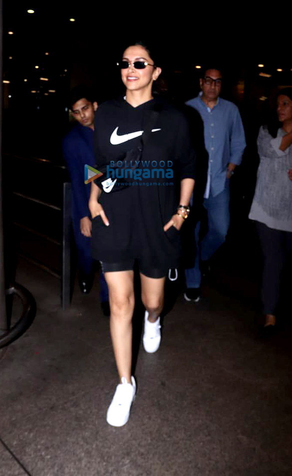 photos deepika padukone snapped at the airport 1