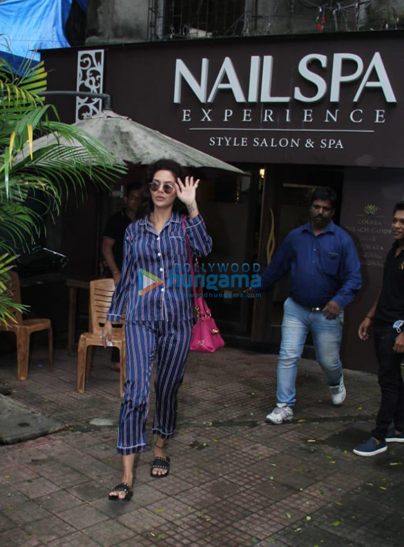Photos: Esha Gupta spotted at Nailspa Experience salon in Khar