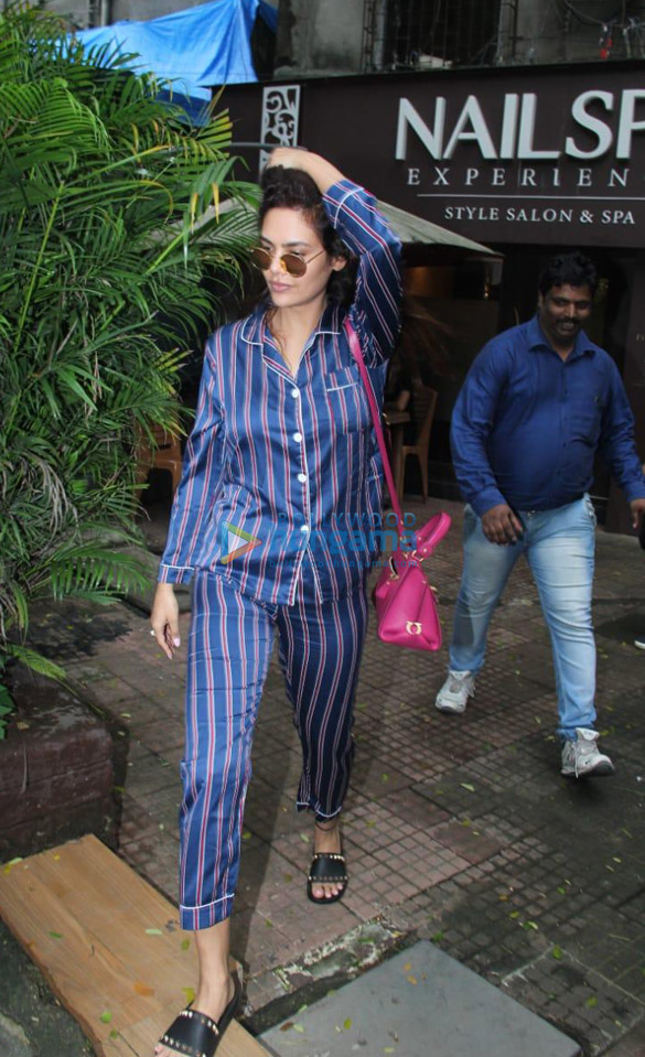 photos esha gupta spotted at nailspa experience salon in khar 3