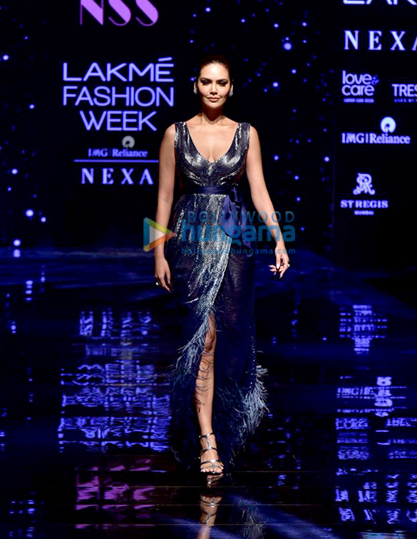 photos esha gupta walks the ramp as the show stopper at lakme fashion week 2019 6