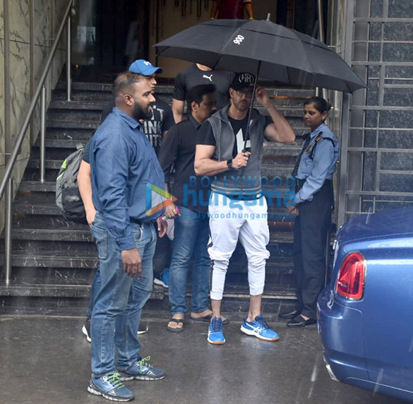 photos hrithik roshan snapped at i think fitness in juhu 3