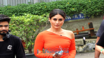 Photos: Kareena Kapoor Khan snapped on sets of Dance India Dance