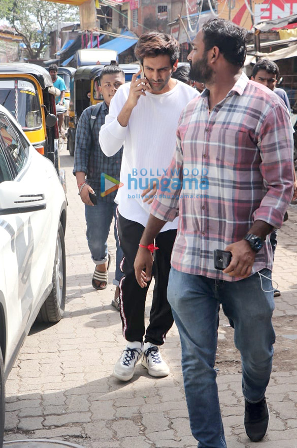 Photos: Kartik Aaryan arrives at the gym to receive Sara Ali Khan in Bandra Photos: Kartik Aaryan arrives at the gym to receive Sara Ali Khan in Bandra