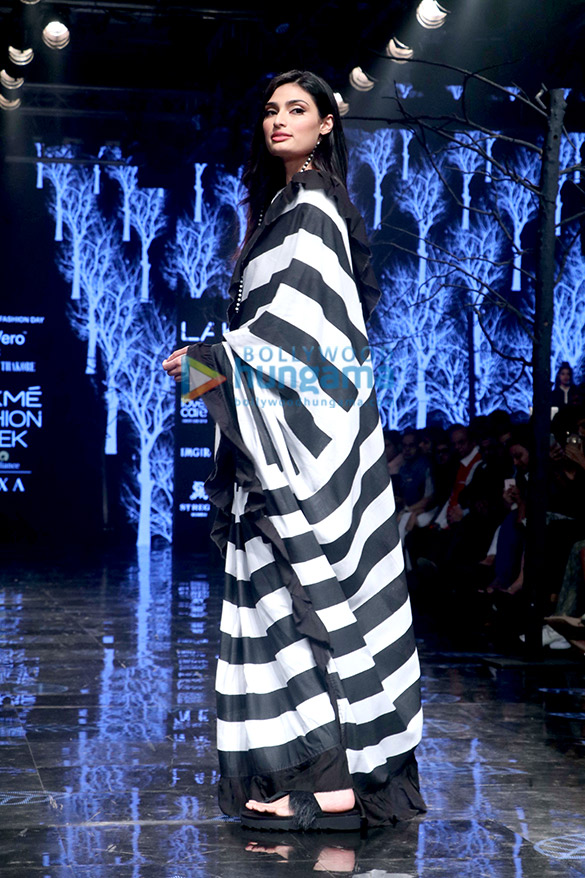 photos malavika mohanan walks the ramp as the show stopper at lakme fashion week 2019 5