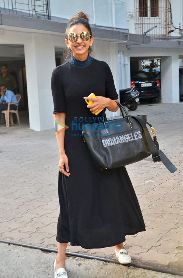 photos rakul preet singh snapped in juhu 3