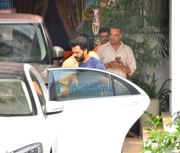 Photos: Riteish Deshmukh and Abhishek Bachchan spotted at a dubbing studio in Juhu Photos: Riteish Deshmukh and Abhishek Bachchan spotted at a dubbing studio in Juhu