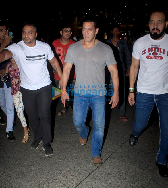 Photos: Salman Khan, Varun Dhawan, Sara Ali Khan and others snapped at the airport Photos: Salman Khan, Varun Dhawan, Sara Ali Khan and others snapped at the airport