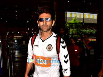 Photos: Sara Ali Khan snapped at the airport to receive Kartik Aaryan
