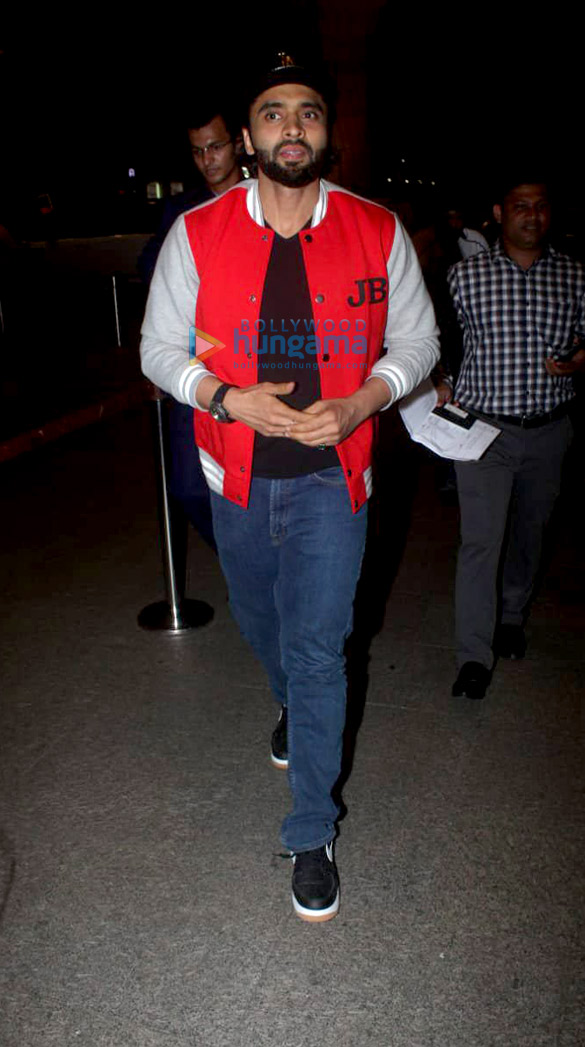 photos shah rukh khan varun dhawan jackky bhagnani and karan johar snapped at the airport 3