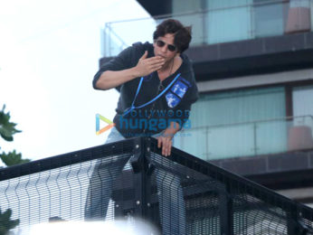 Photos: Shah Rukh Khan celebrates Eid with fans at Mannat