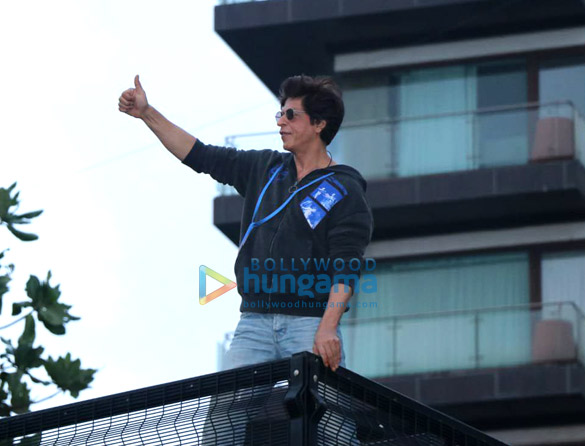photos shah rukh khan celebrates eid with fans at mannat 5