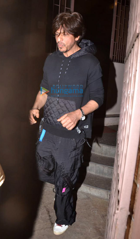 Photos: Shah Rukh Khan snapped at a dubbing studio in Bandra Photos: Shah Rukh Khan snapped at a dubbing studio in Bandra