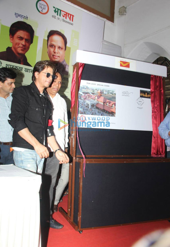 photos shah rukh khan snapped at an event at bandra station 5