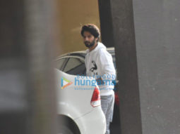 Photos: Shahid Kapoor snapped in Juhu