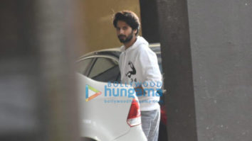 Photos: Shahid Kapoor snapped in Juhu