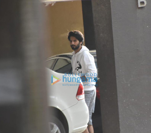photos shahid kapoor snapped in juhu 2
