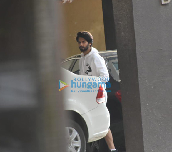photos shahid kapoor snapped in juhu 4