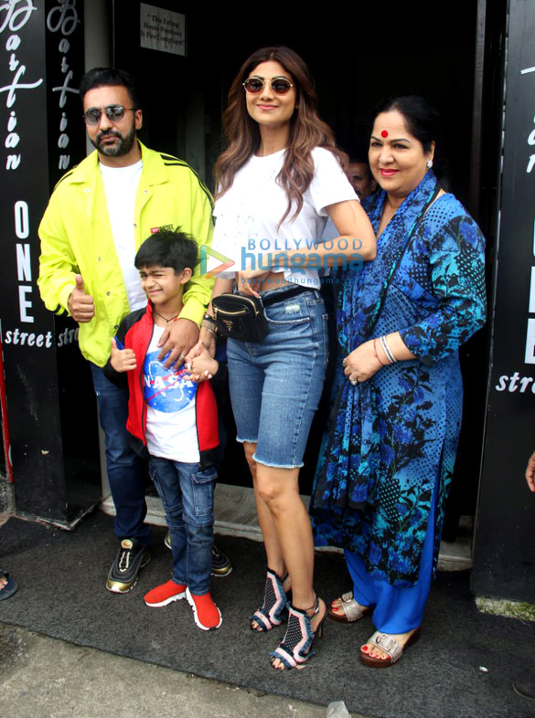 photos shilpa shetty snapped with her family at bastian in bandra 2