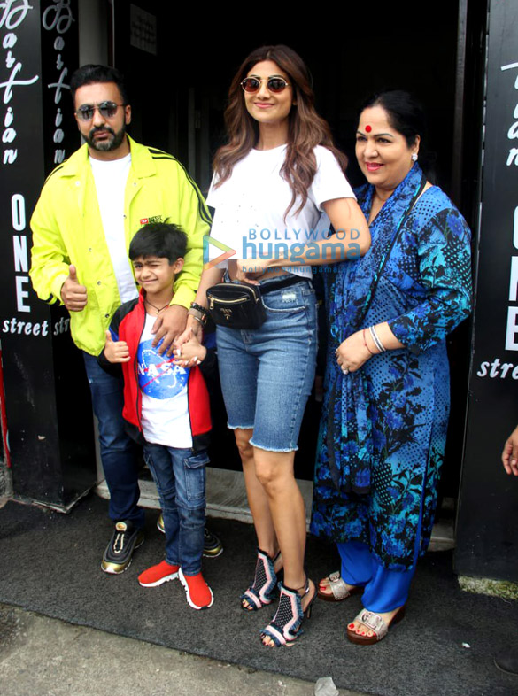 photos shilpa shetty snapped with her family at bastian in bandra 3