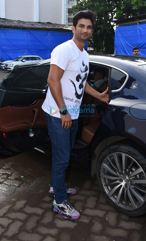 photos shraddha kapoor sushant singh rajput and varun sharma snapped promoting chhichhore at mehboob studio 3