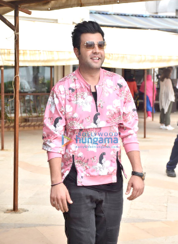 photos sushant singh rajput and varun sharma snapped during chhichhore promotions 4