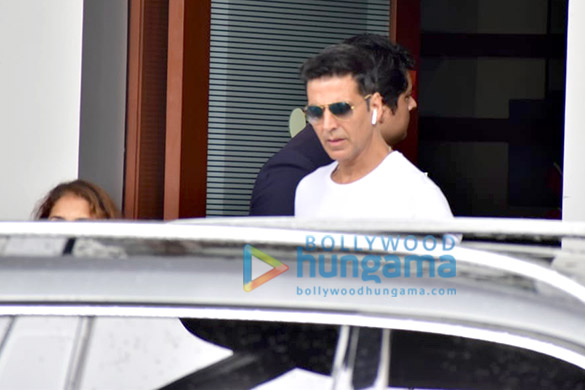 photos taapsee pannu kirti kulhari akshay kumar snapped at the airport 5