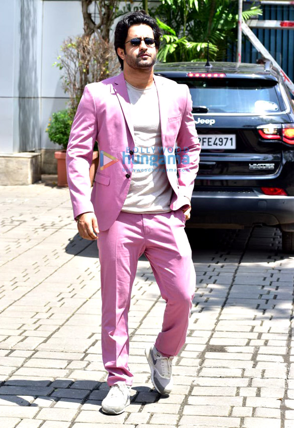 photos team of prasthanam snapped leaving to promote the film in delhi 6